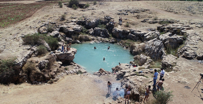 Uyuz olan, şifa bulmak için bu göle koşuyor