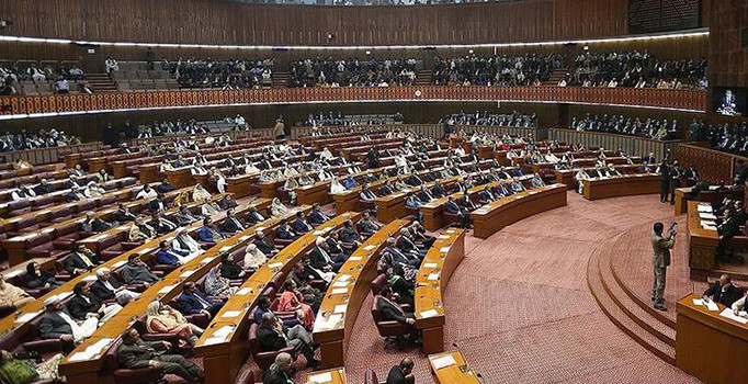 Pakistan'da iki başbakan ifade vermeye çağrıldı