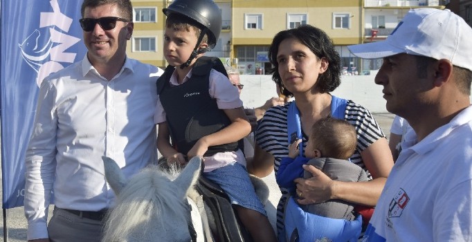 Minikler ilk kez ata bindi