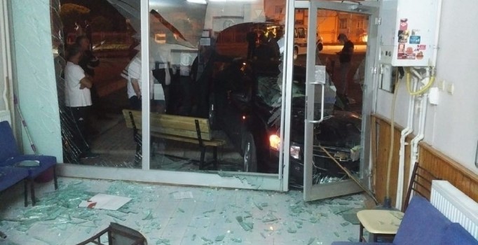 Kontrolden çıkan otomobil, otobüs yazıhanesine çarptı: 5 yaralı