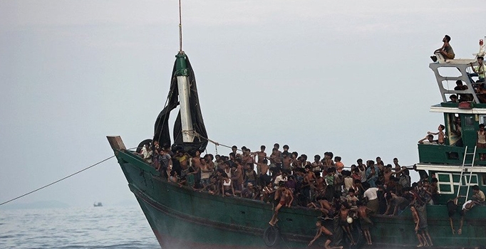 350 Müslüman denizin ortasında ölüme terkedildi