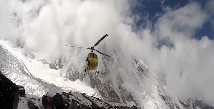 Himalayalar’da 6 hasta yolcuyu taşıyan helikopter kayboldu