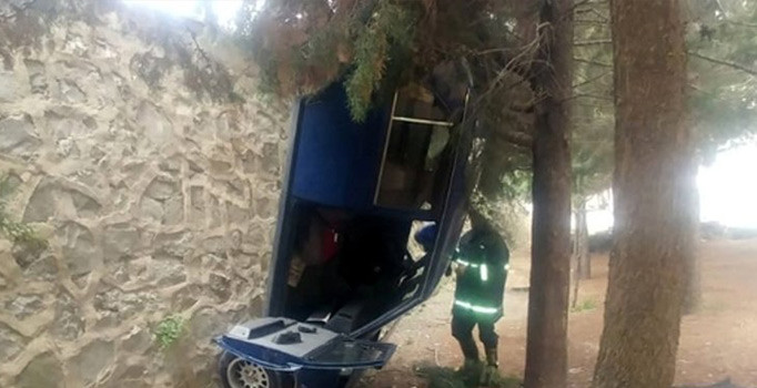 Isparta'da otomobil okul bahçesine düştü