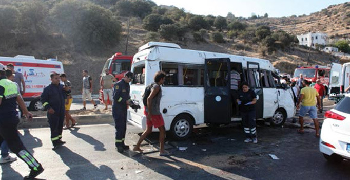Bodrum'da yolcu minibüsü devrildi! Çok sayıda yaralı var