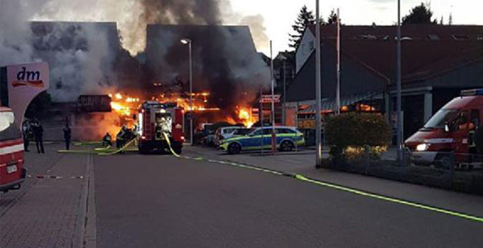 Türk ve Almanlara ait iş yerleri yandı