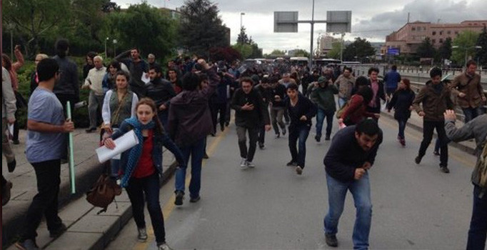 TBMM önünde İsmail Kahraman'ı protesto etmek isteyen gruba polis müdahalesi - Son dakika haberler