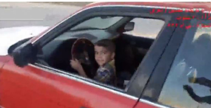 3 yaşındaki çocuğun arabayla drift yapması sosyal medyayı salladı | İzle