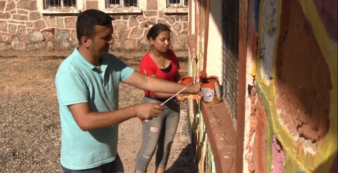 Fedakar öğretmenler duvar boyayıp, kapı pencere sildi