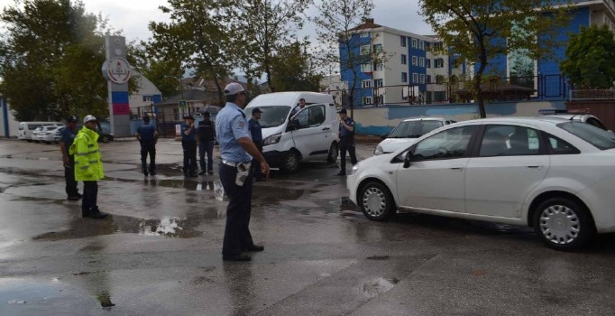 Yağmurlu havada 90 polisle "huzur" operasyonu
