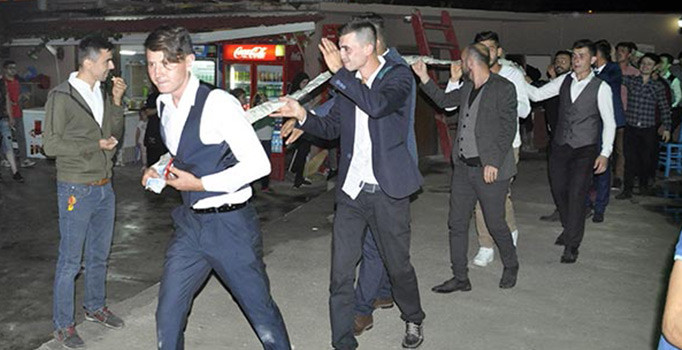 50 metrelik düğün takısı görenleri şaşkına çevirdi