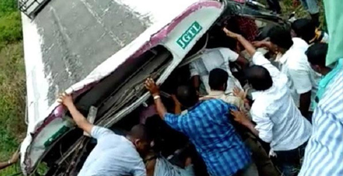 Himdistan'da feci kaza! 4'ü çocuk 55 kişi hayatını kaybetti