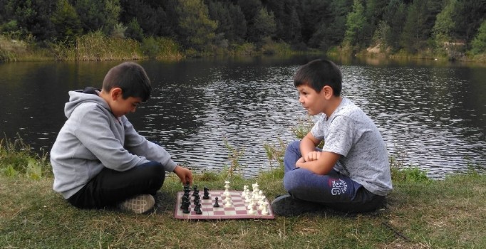 Domaniç sokaklarında satranç turnuvası var