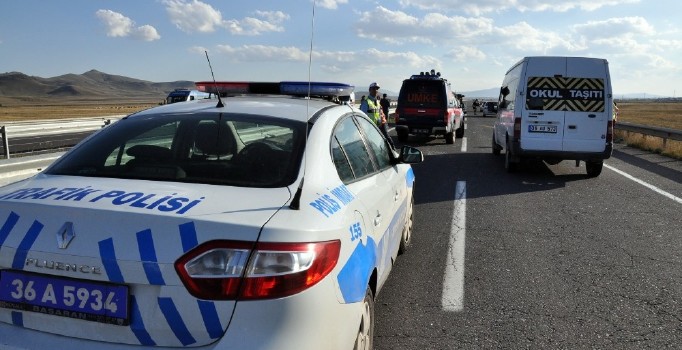 Lastiği patlayan minibüs takla attı: 5 yaralı