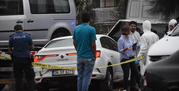 Kaza yapan otomobilde, birçok yerinden bıçaklanmış ceset bulundu