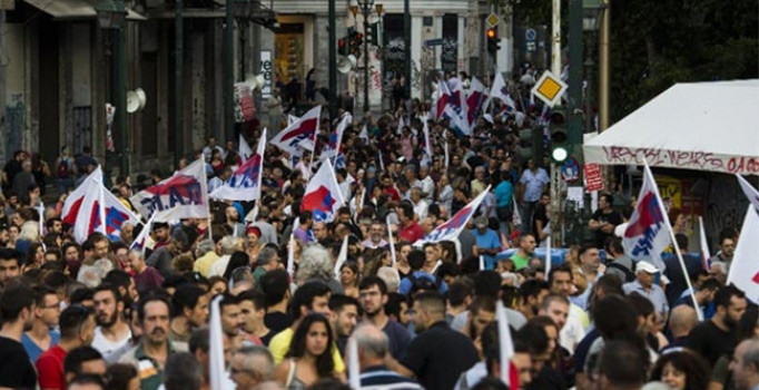 Komşu karıştı! Yunanistan'da binlerce kişi sokağa çıktı
