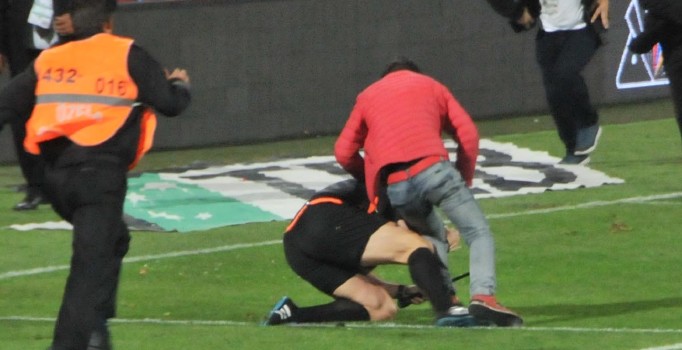 Hakem Volkan Bayarslan'a saldıran holigan, dayısının passolig kartıyla stada girmiş