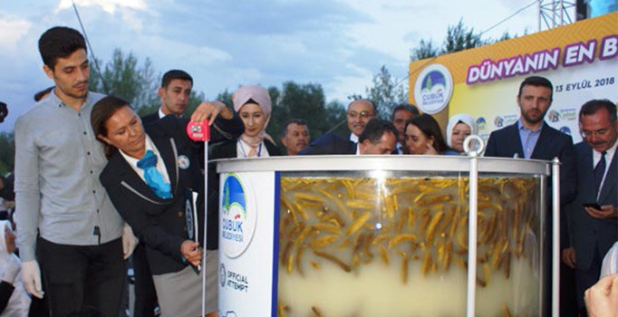 1,5 ton ağırlığındaki turşu Guinness Dünya Rekorlar Kitabı'na girdi