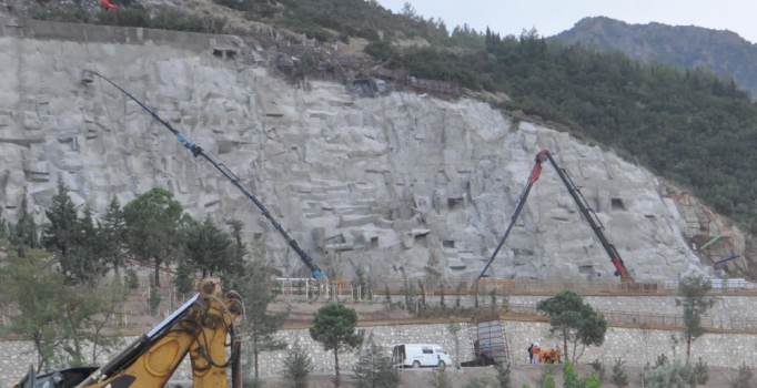 Yapay şelale inşaatında vincin sepeti yere çakıldı: 3 ölü, 1 yaralı