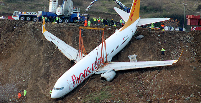 Trabzon'da pistten çıkan uçakta söküm işlemi bitti