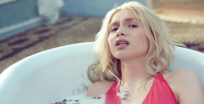 Şarkıcı Aleyna Tilki, sosyal medya hesabından çok konuşulacak paylaşımlara imza attı.