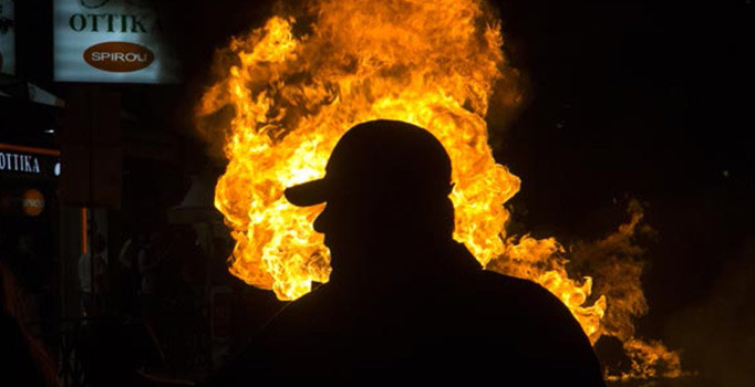 Yunanistan'da ortalık karıştı! Olaylı gösteri