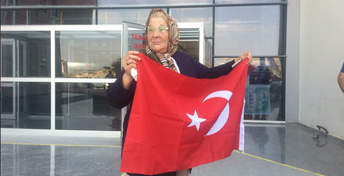 70 yaşındaki Fatma Teyze'den teröristlere tepki: 'Yüzünüze tükürmeye geldim'