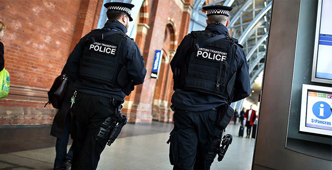 İngiltere’de camiden çıkanlara arabayla saldırı: 3 yaralı