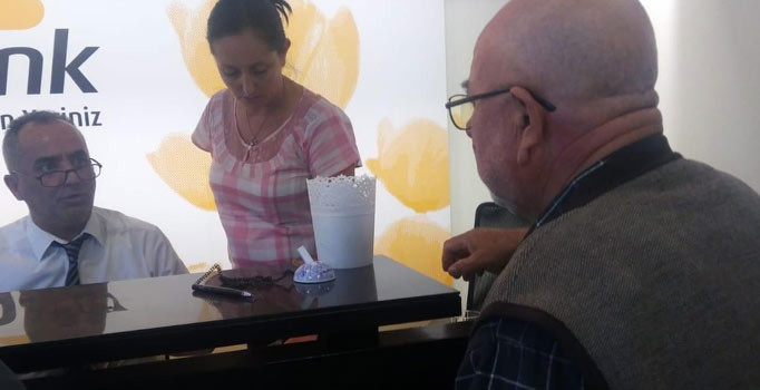 Yaşlı adam dolandırılmaktan son anda kurtuldu