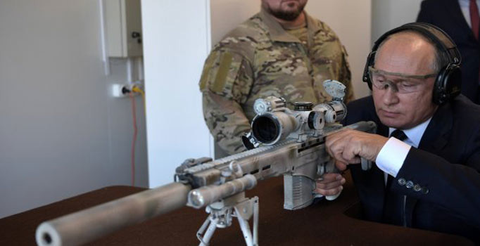 Putin Kalaşnikof'un yeni model keskin nişancı tüfeğiyle atış yaptı
