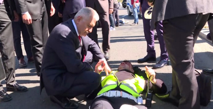 Binali Yıldırım, makam aracını durdurup yaralılarla ilgilendi
