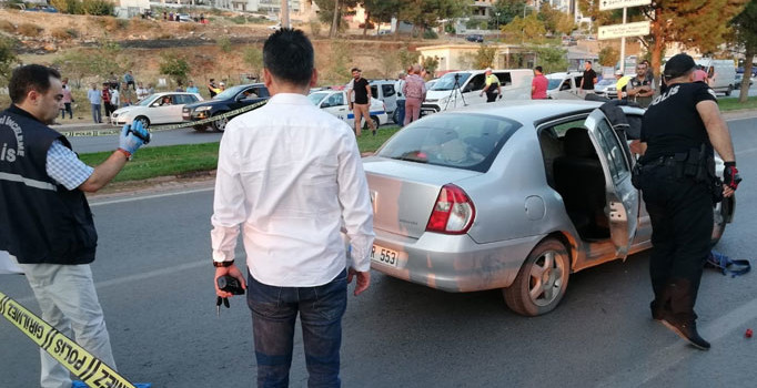 Çocuklarının gözü önünde kurşun yağdırdı