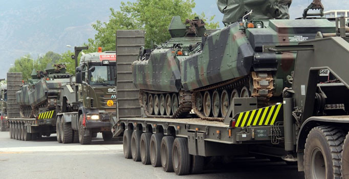 Suriye sınırına askeri sevkiyat sürüyor