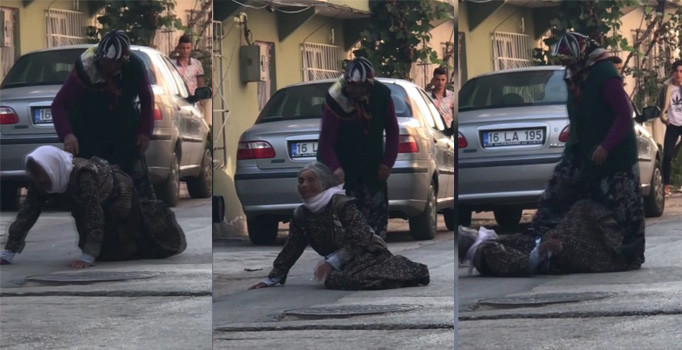 İnsafsız gelin, kaynanasını sokak ortasında böyle dövdü