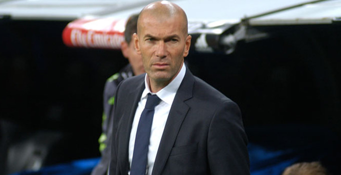 Real Madrid ile üç kez üst üste Şampiyonlar Ligi Şampiyonluğu yaşayan Zinedine Zidane istifa etti!