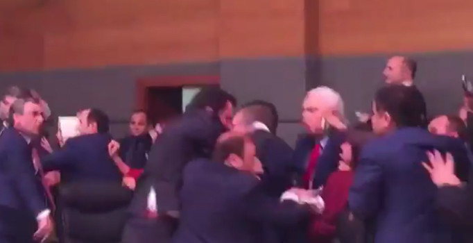 Son dakika! Anayasa Komisyonu'nda yumruk yumruğa kavga