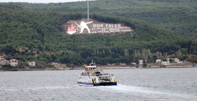 Gökçeada’da feribot seferlerine fırtına engeli