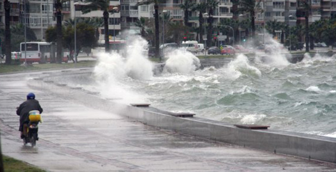 İzmir'de fırtınaya karşı kırmızı alarm: Ekipler teyakkuza geçti