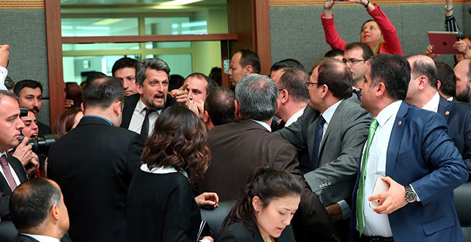 Dokunulmazlık teklifini görüşmek için toplanan Anayasa Komisyonu’nda tartışma