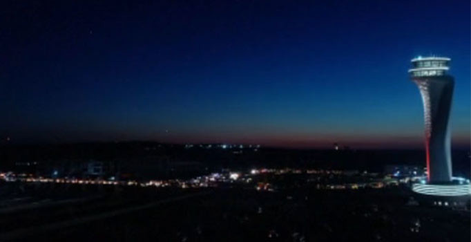 3. Havalimanı’nın kulesi ışık saçtı