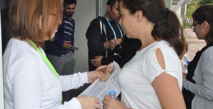 Sınav güvenliği için tel tokalar çıkarıldı, kağıt mendiller çöpe atıldı