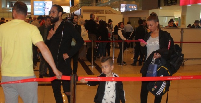 Trabzonspor'dan ayrılan Erkan Zengin havalimanında büyük şaşkınlık yaşadı