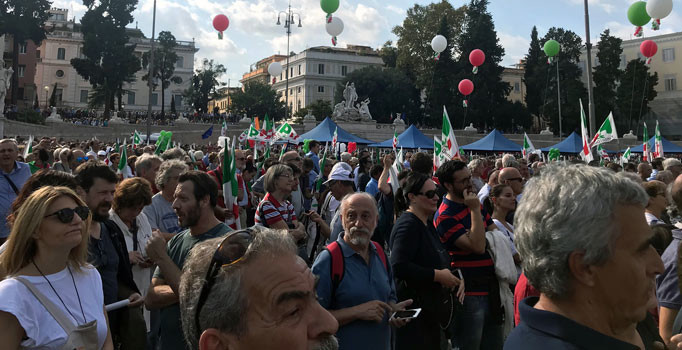 İtalya'da hükümet karşıtı büyük miting