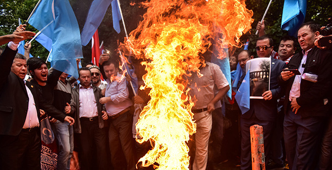 Çin Başkonsolosluğu önünde arbede