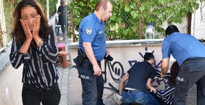 Sokakta yumrukladığı eşinin boğazına bıçak dayadı