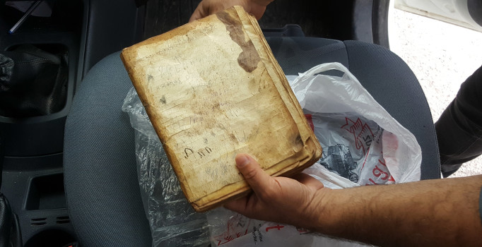 Durdurulan araçtan İbranice büyü kitabı çıktı