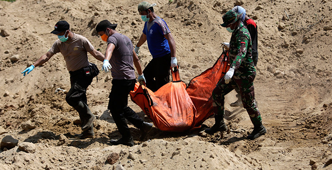 Endonezya’daki depremde morglarda yer kalmadı