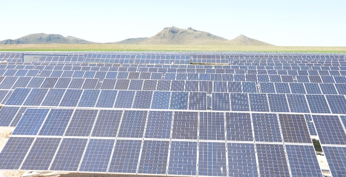 Güneş tarlasından elektrik üretiliyor