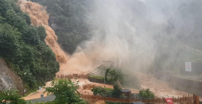 Doğu Karadeniz'de sağanak, sel ve heyelana yol açtı, yollar kapandı