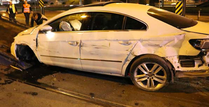 Cevizlibağ'da otomobil tramvaya çarptı: 2 yaralı