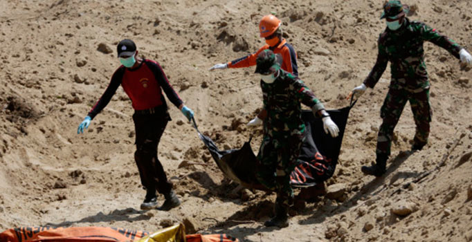 Endonezya’da felaketin bilançosu artıyor: Bin 571 ölü